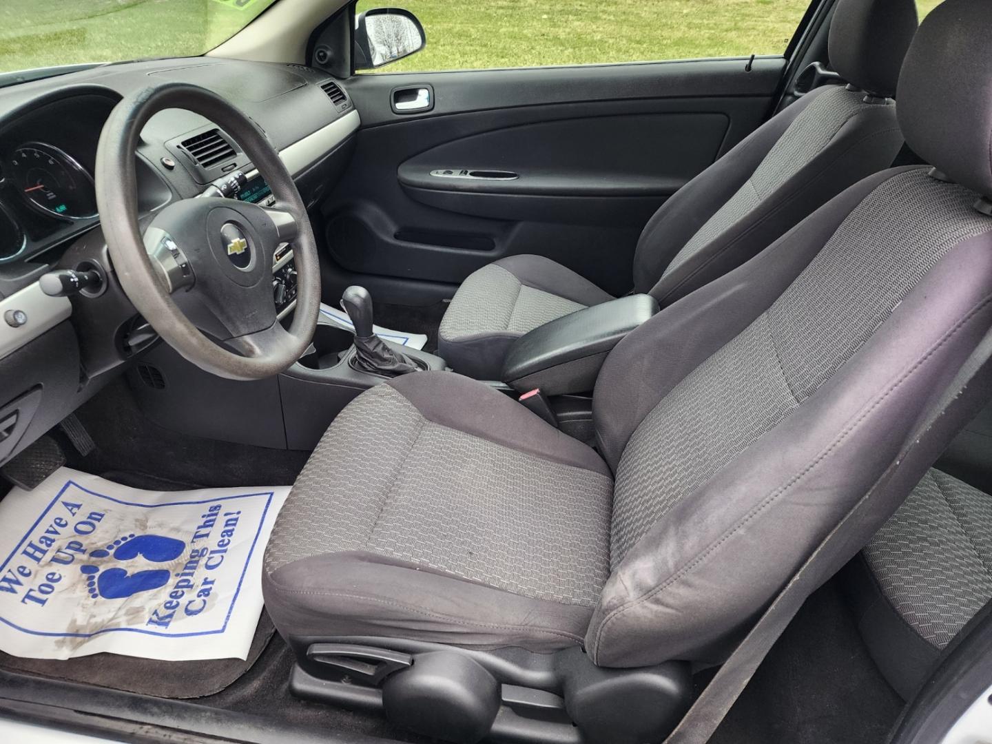 2010 WHITE /Gray Chevrolet Cobalt LT1 Coupe (1G1AD1F56A7) with an 2.2L L4 DOHC 16V engine, 4-Speed Automatic transmission, located at 1221 Madison St., Shelbyville, TN, 37160, (931) 680-9439, 0.000000, 0.000000 - Photo#4